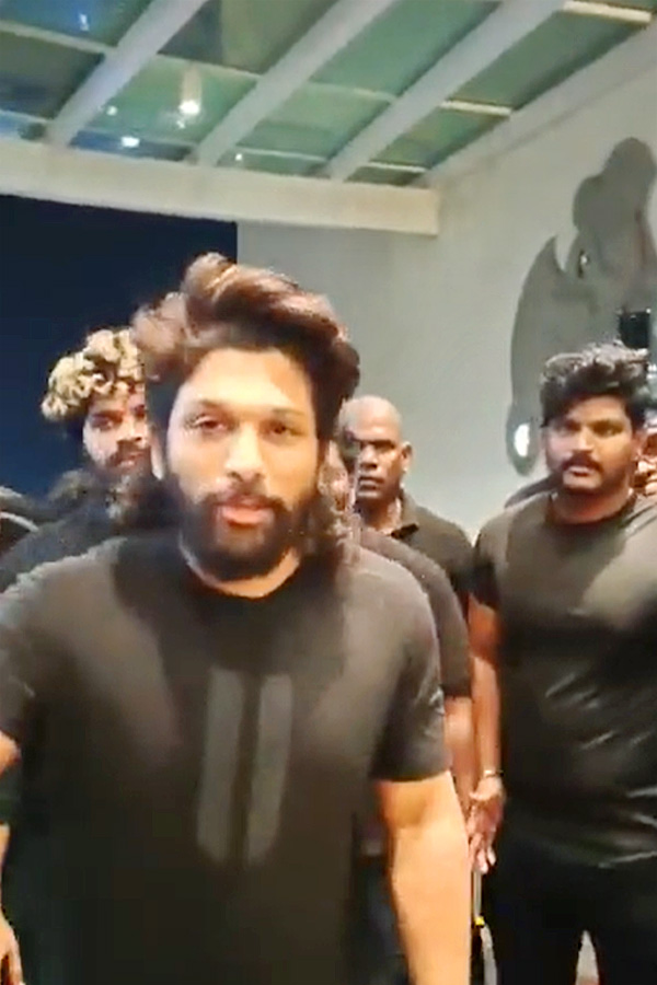 Icon Star Allu Arjun Landed In Vizag For Pushpa 2 Shooting Photos Goes